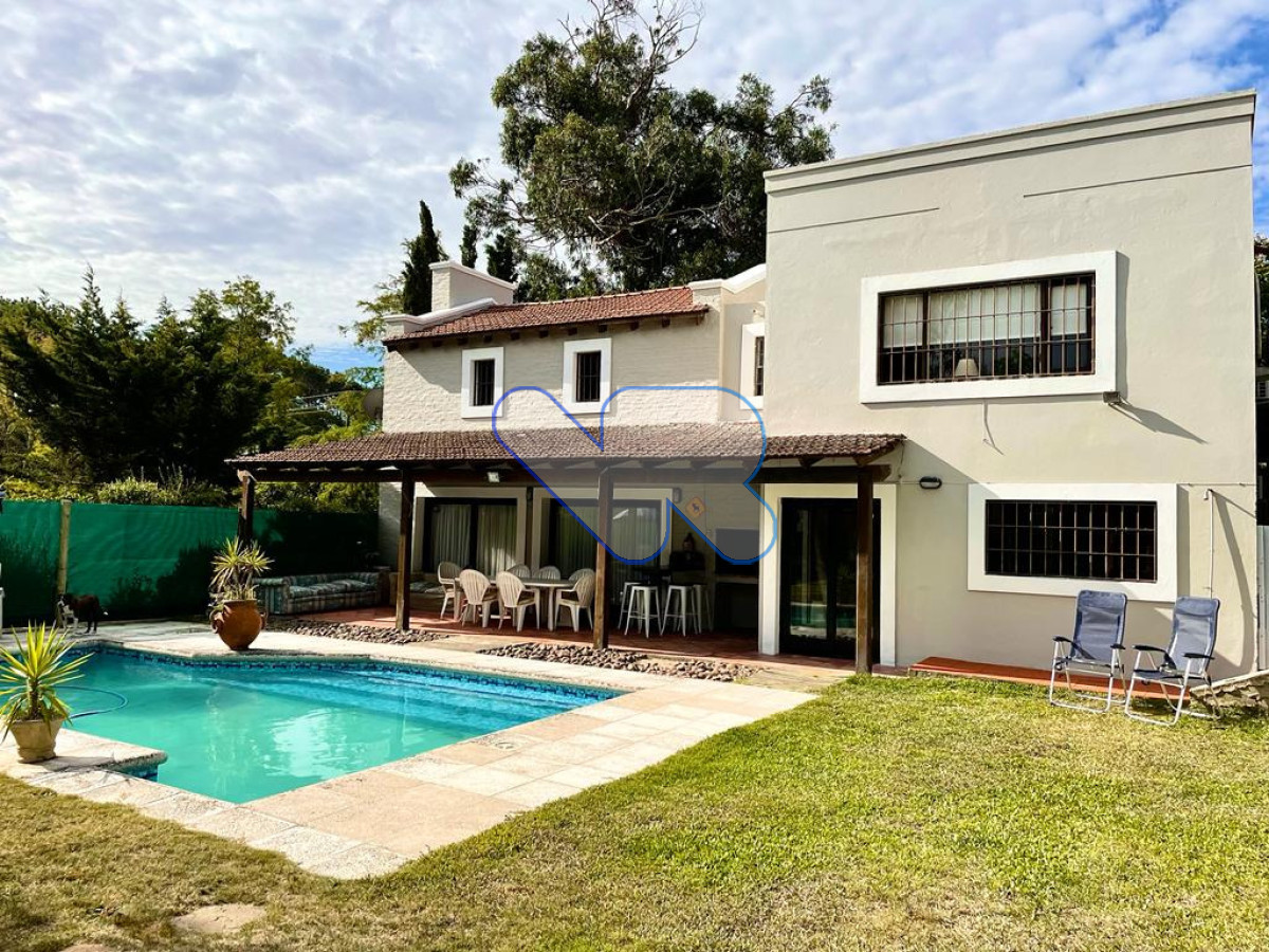 Casa ID.245 - Venta y Alquiler Anual Casa 4D Lugano con Piscina 