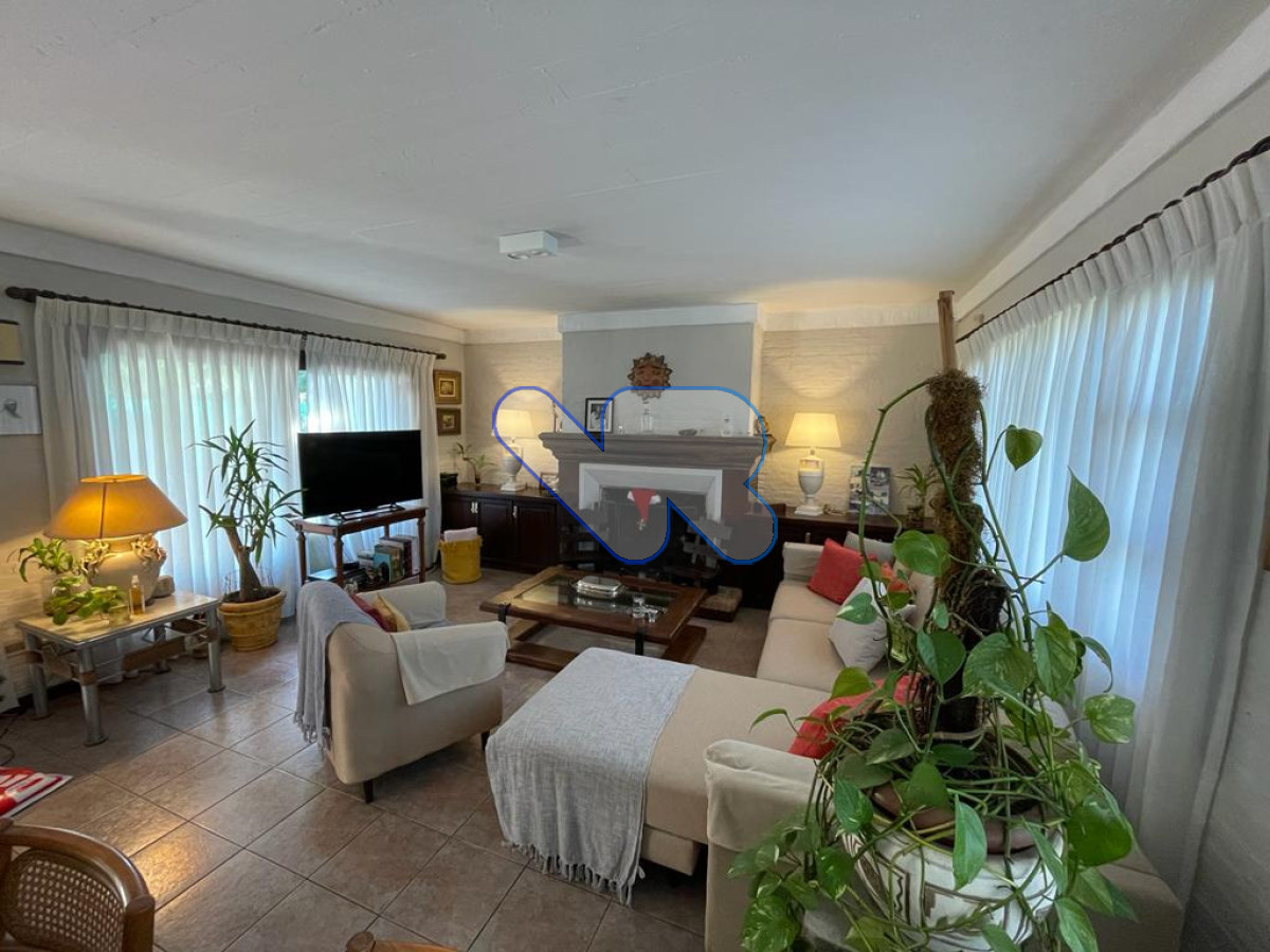 Casa ID.245 - Venta y Alquiler Anual Casa 4D Lugano con Piscina 