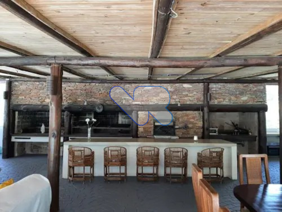 Casa ID.224 - Venta y Alquiler Anual Casa 5D Lugano con Piscina y Barbacoa 