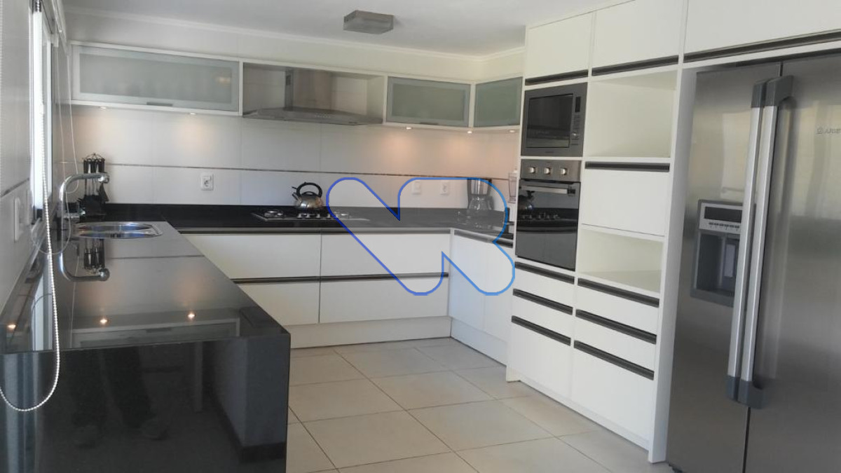 Casa ID.55 - Vendo-Alquilo temporal y anual espectacular residencia  4 dorm , totalmente reciclada,  piscina climatizada, pàrrillero, alto nivel 