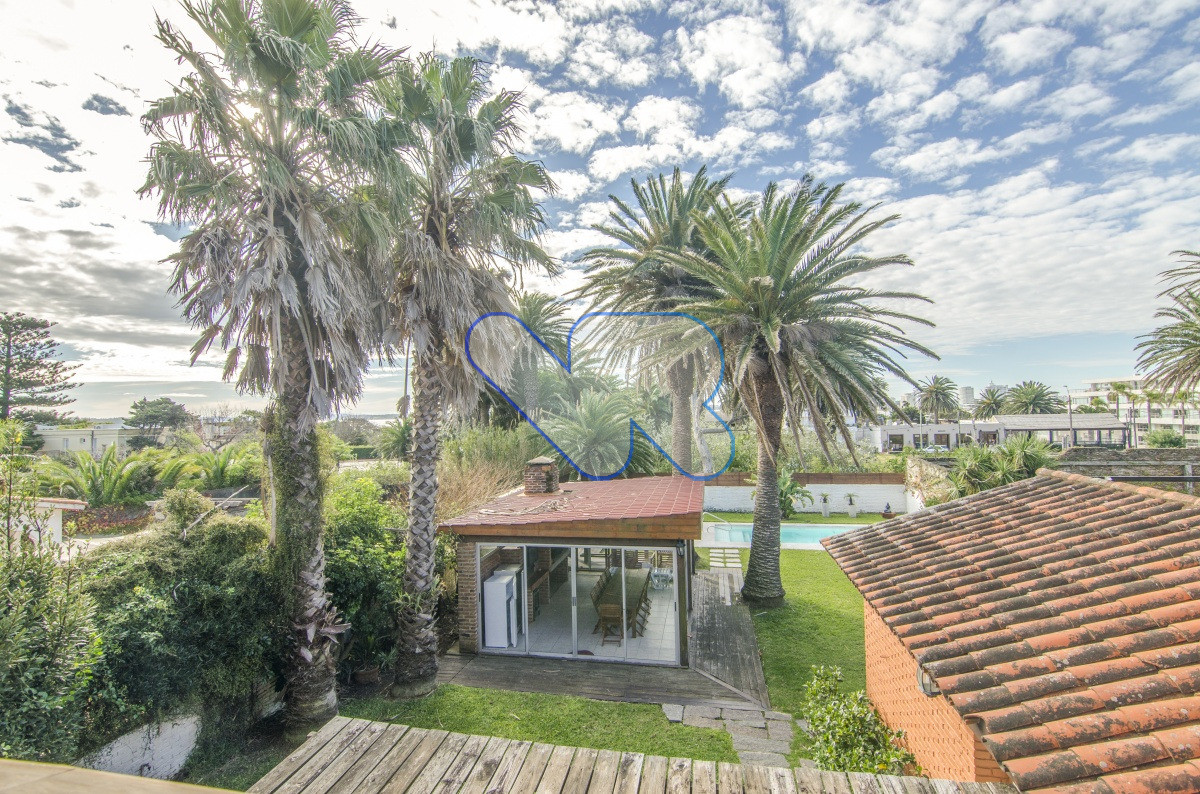 Casa ID.221 - Venta y Alquiler Anual Casa 6D y dep de serv con Piscina climatizada y Barbacoa Península  