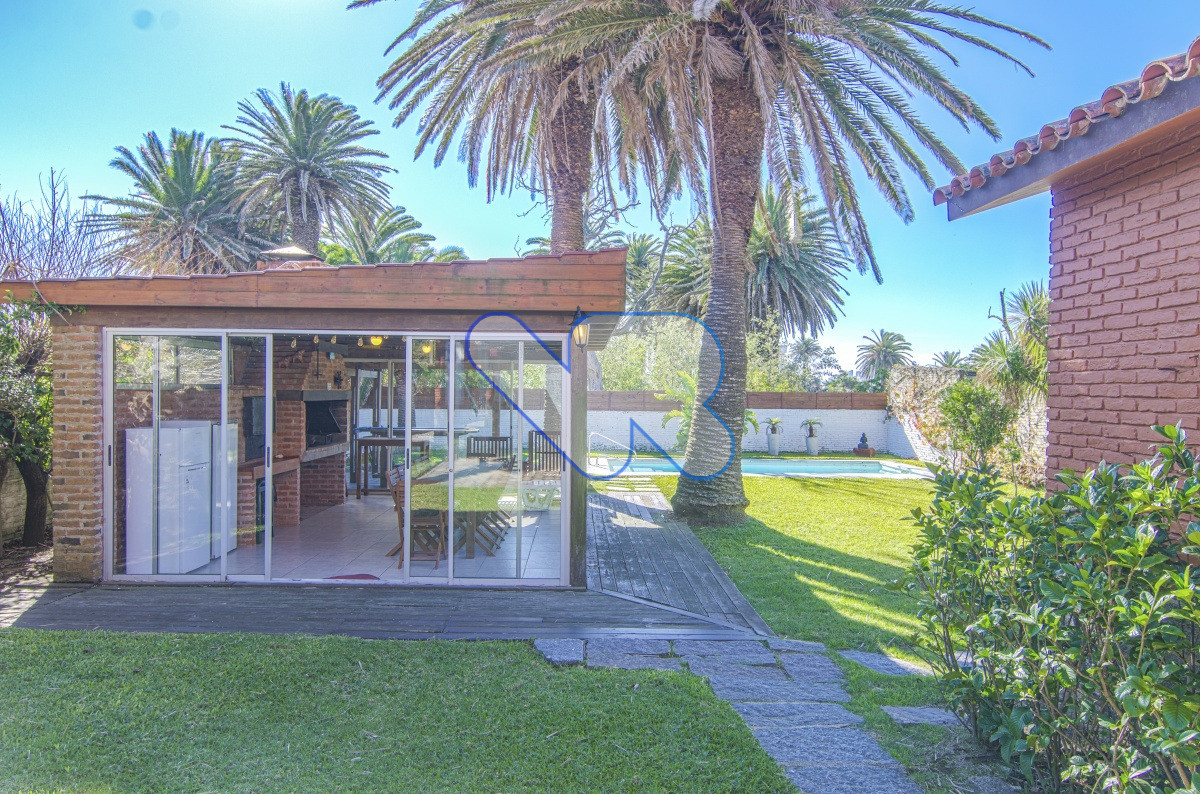 Casa ID.221 - Venta y Alquiler Anual Casa 6D y dep de serv con Piscina climatizada y Barbacoa Península  