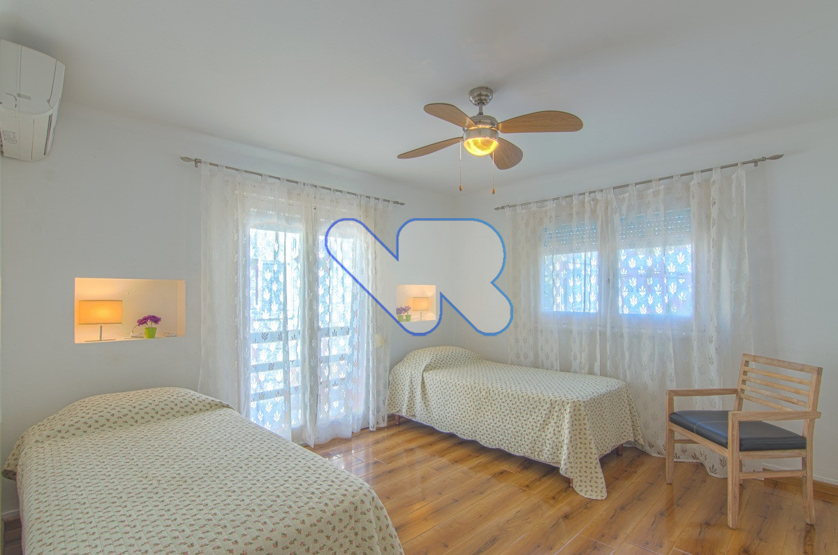 Casa ID.221 - Venta y Alquiler Anual Casa 6D y dep de serv con Piscina climatizada y Barbacoa Península  