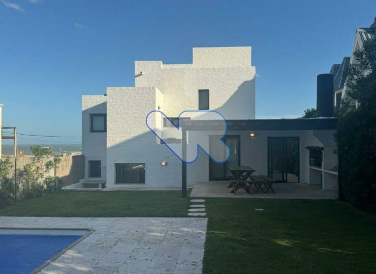 Casa ID.223 - Venta Casa 5D La Barra frente al mar con Piscina Climatizada 