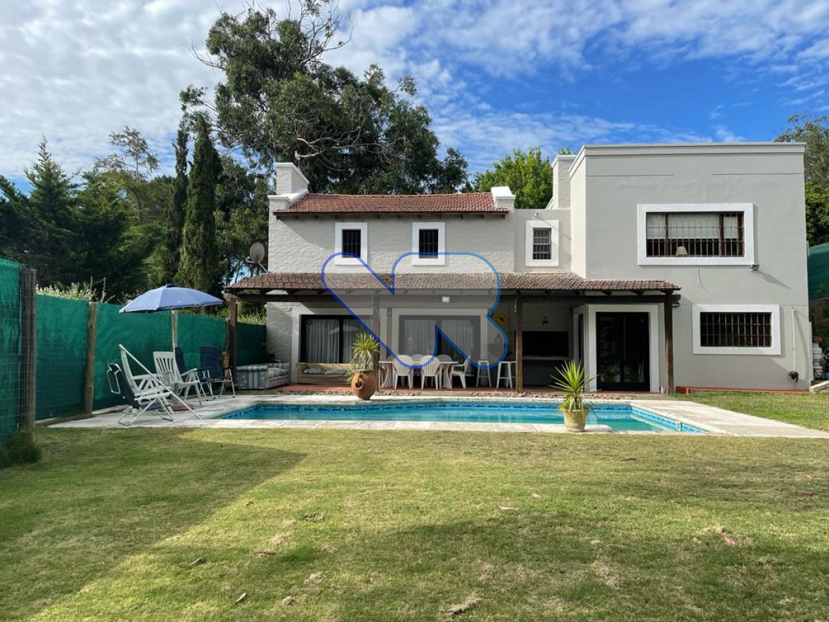 Casa ID.245 - Venta y Alquiler Anual Casa 4D Lugano con Piscina 
