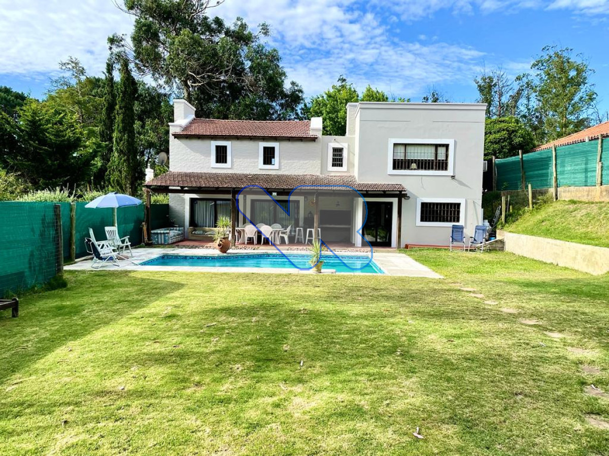 Casa ID.245 - Venta y Alquiler Anual Casa 4D Lugano con Piscina 