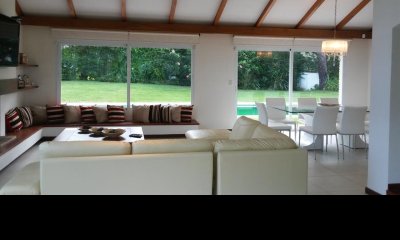 Vendo-Alquilo temporal y anual espectacular residencia  4 dorm , totalmente reciclada,  piscina climatizada, pàrrillero, alto nivel