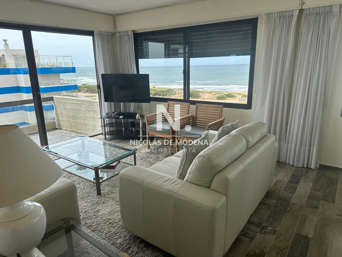 Apartamento de tres dormitorios en primera linea playa Brava en venta - NDM21118A
