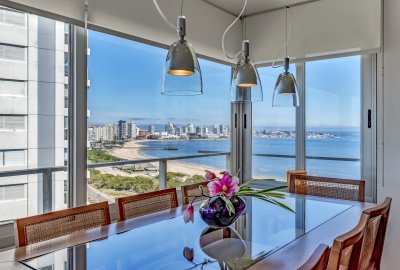 Venta Apartamento, 2 Dormitorios, 2 Baños, y Dormitorio de servicio con baño en primera linea con vista al mar