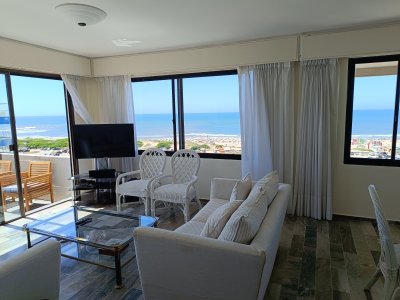 Apartamento de tres dormitorios en primera linea playa Brava en venta