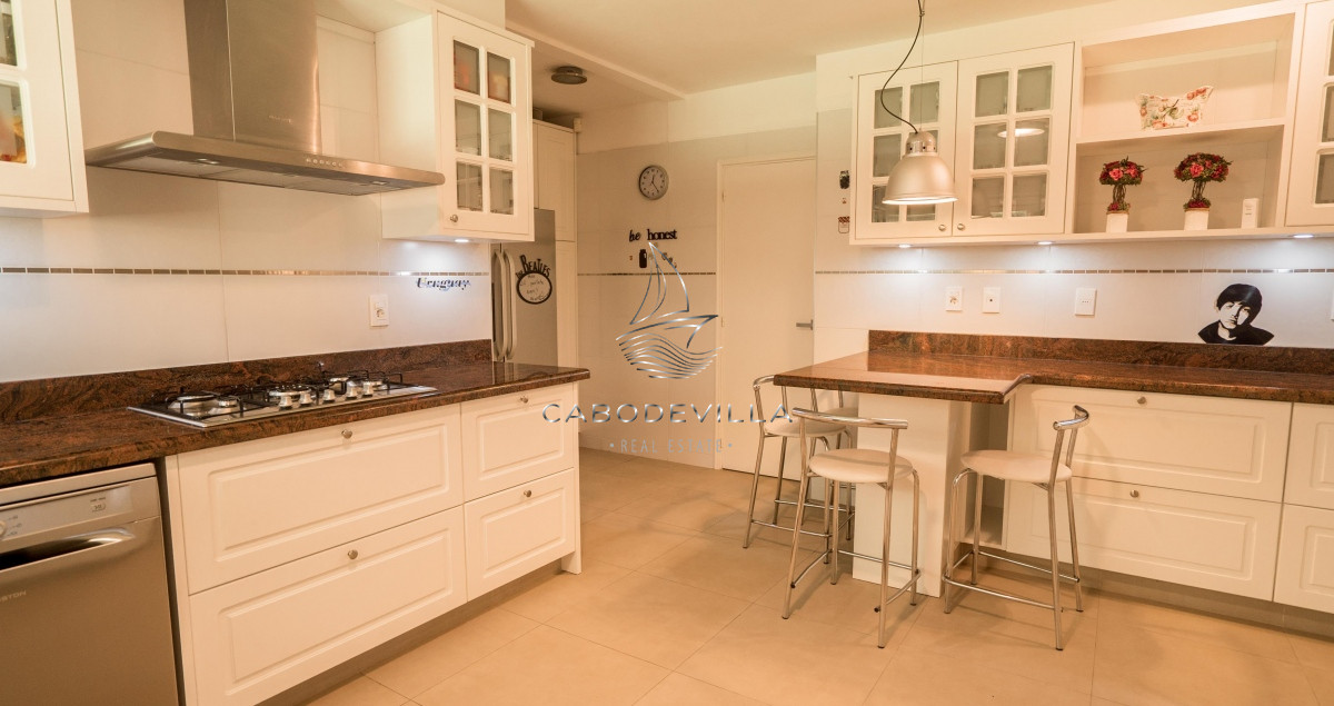 Casa ID.496 - Venta Casa con 6 dormitorios, 6 baños, playroom, barbacoa, en Playa Mansa