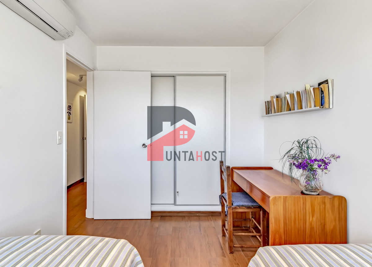 Apartamento ID.1 - Venta Apartamento, 2 Dormitorios, 2 Baños, y Dormitorio de servicio con baño en primera linea con vista al mar