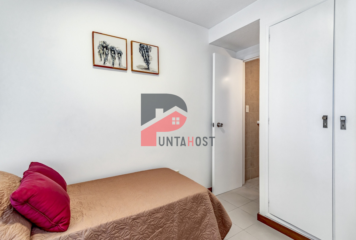 Apartamento ID.1 - Venta Apartamento, 2 Dormitorios, 2 Baños, y Dormitorio de servicio con baño en primera linea con vista al mar