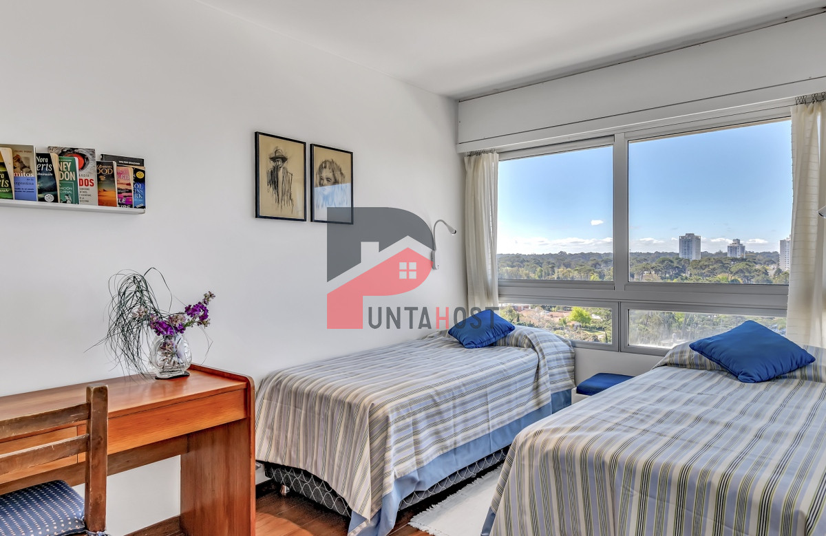 Apartamento ID.1 - Venta Apartamento, 2 Dormitorios, 2 Baños, y Dormitorio de servicio con baño en primera linea con vista al mar