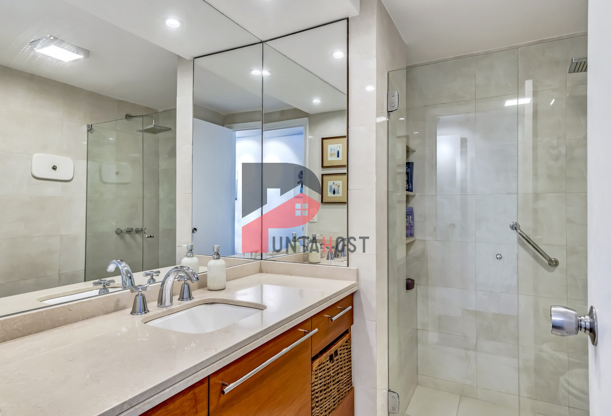 Apartamento ID.1 - Venta Apartamento, 2 Dormitorios, 2 Baños, y Dormitorio de servicio con baño en primera linea con vista al mar
