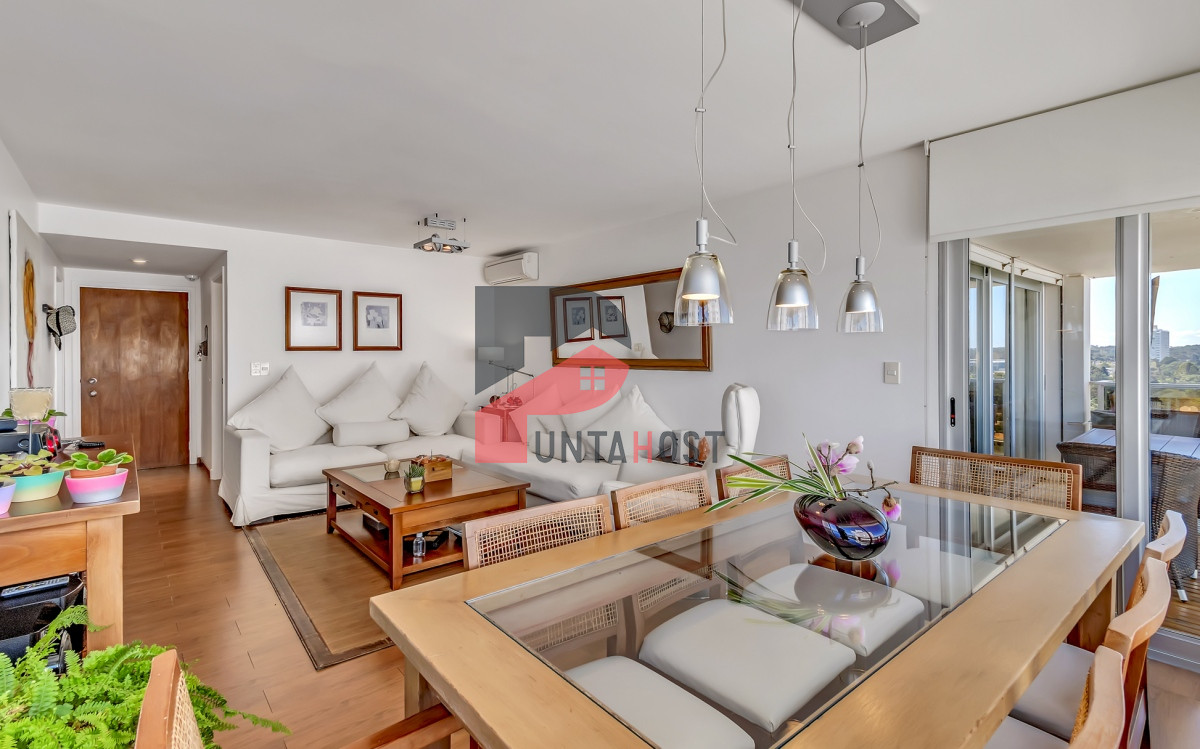 Apartamento ID.1 - Venta Apartamento, 2 Dormitorios, 2 Baños, y Dormitorio de servicio con baño en primera linea con vista al mar