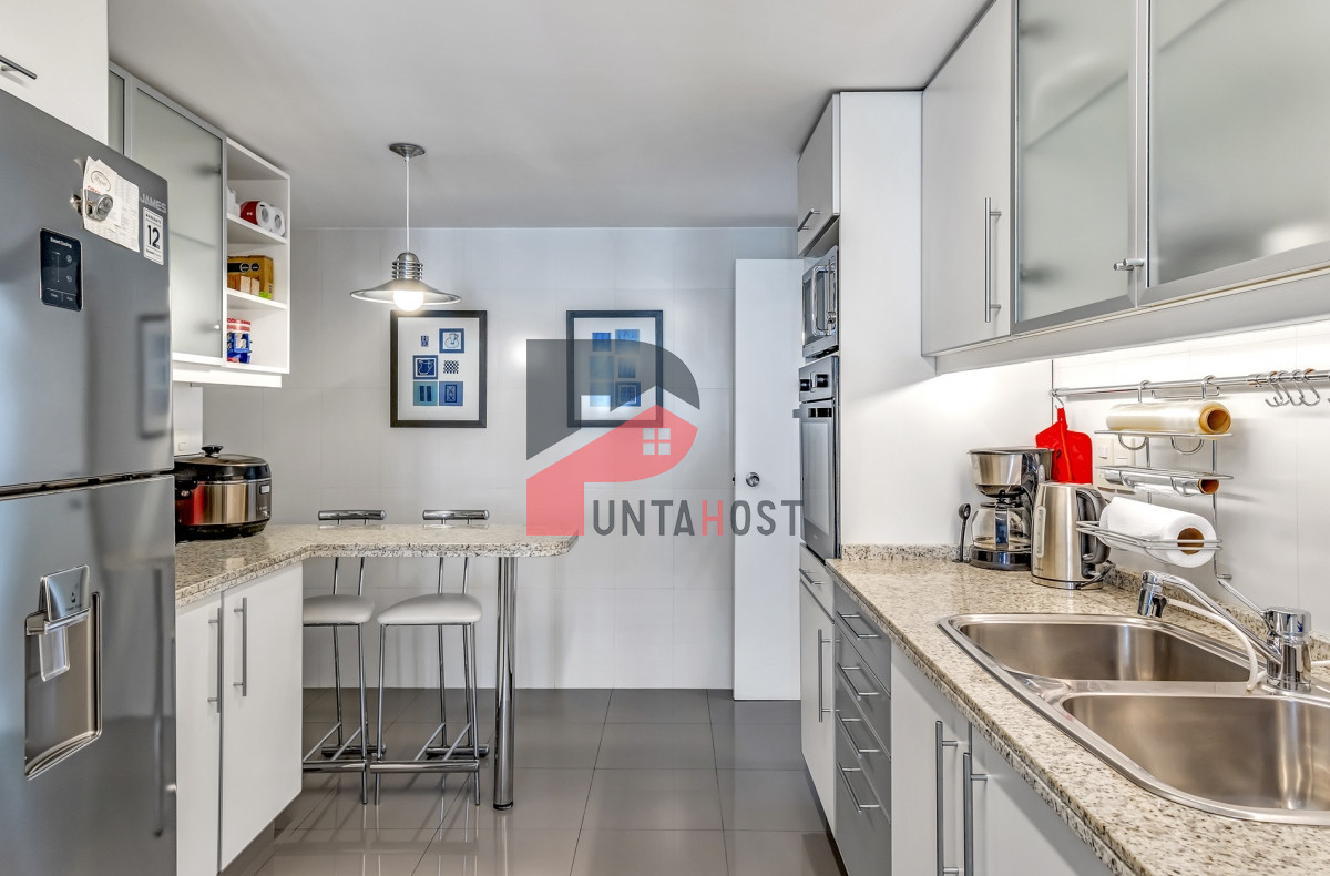 Apartamento ID.1 - Venta Apartamento, 2 Dormitorios, 2 Baños, y Dormitorio de servicio con baño en primera linea con vista al mar
