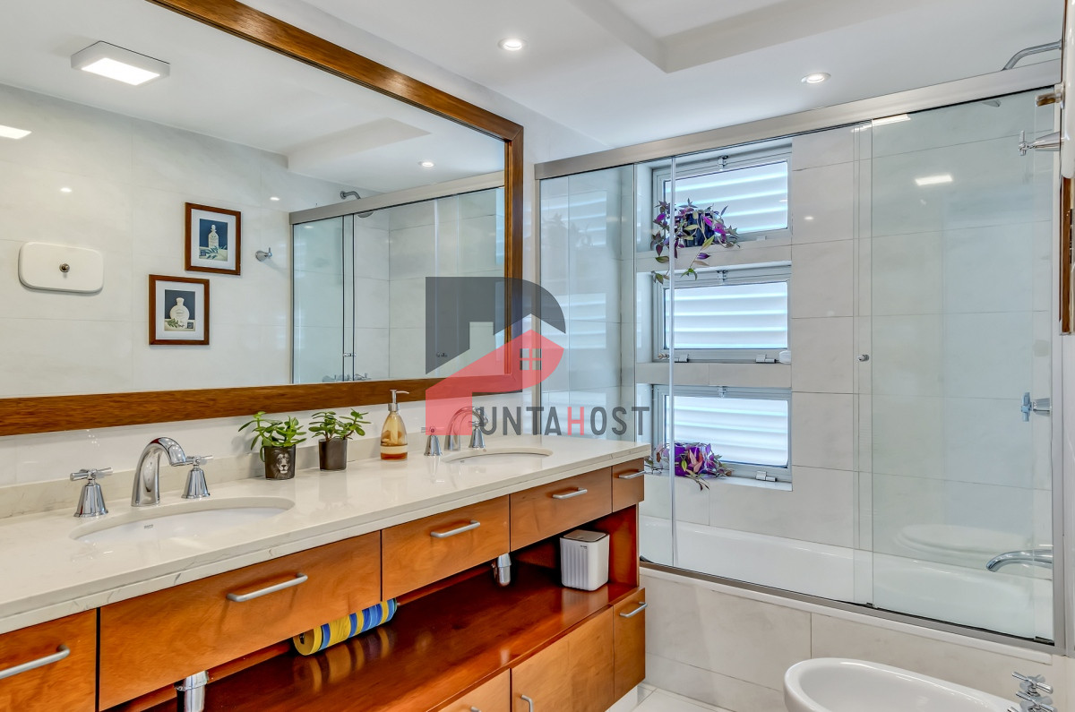 Apartamento ID.1 - Venta Apartamento, 2 Dormitorios, 2 Baños, y Dormitorio de servicio con baño en primera linea con vista al mar