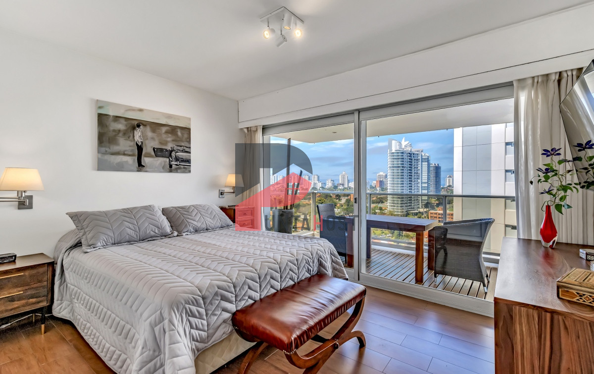 Apartamento ID.1 - Venta Apartamento, 2 Dormitorios, 2 Baños, y Dormitorio de servicio con baño en primera linea con vista al mar