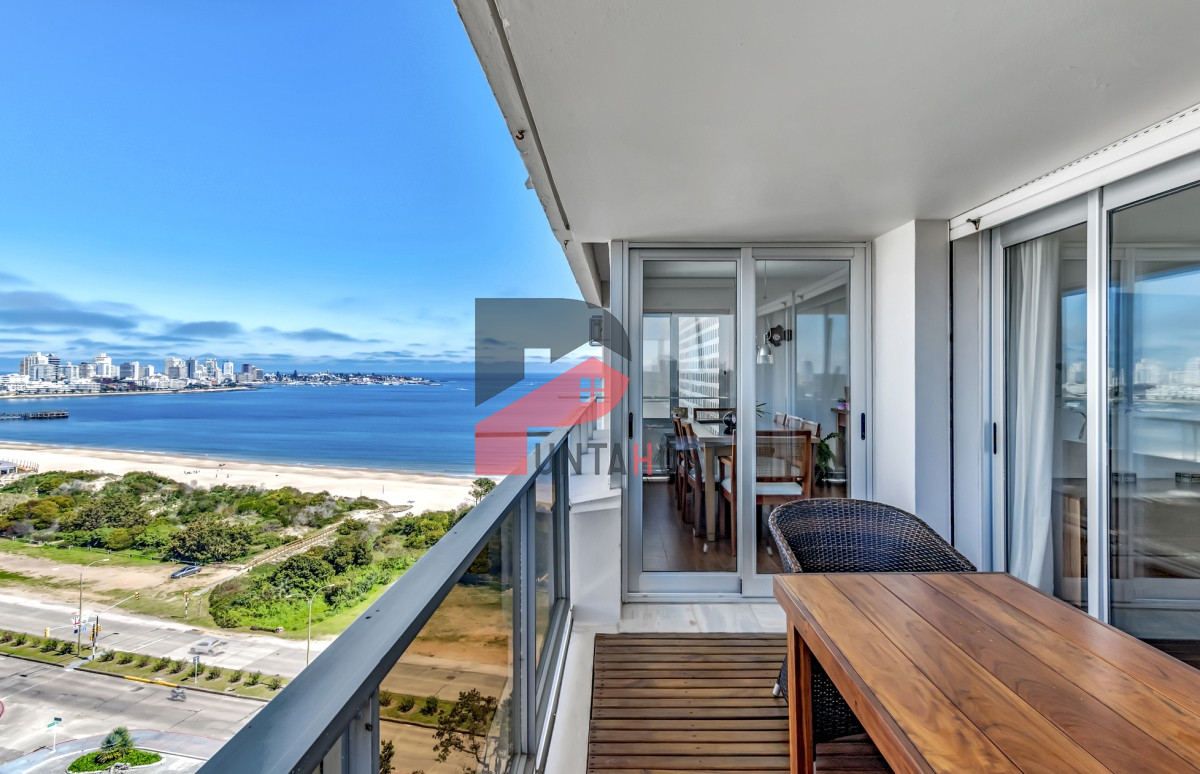 Apartamento ID.1 - Venta Apartamento, 2 Dormitorios, 2 Baños, y Dormitorio de servicio con baño en primera linea con vista al mar