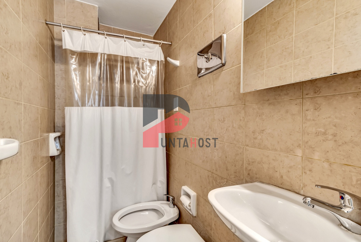 Apartamento ID.1 - Venta Apartamento, 2 Dormitorios, 2 Baños, y Dormitorio de servicio con baño en primera linea con vista al mar