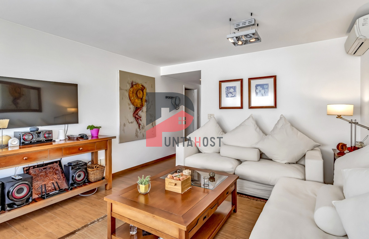 Apartamento ID.1 - Venta Apartamento, 2 Dormitorios, 2 Baños, y Dormitorio de servicio con baño en primera linea con vista al mar