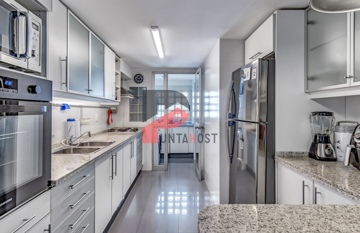 Apartamento ID.1 - Venta Apartamento, 2 Dormitorios, 2 Baños, y Dormitorio de servicio con baño en primera linea con vista al mar