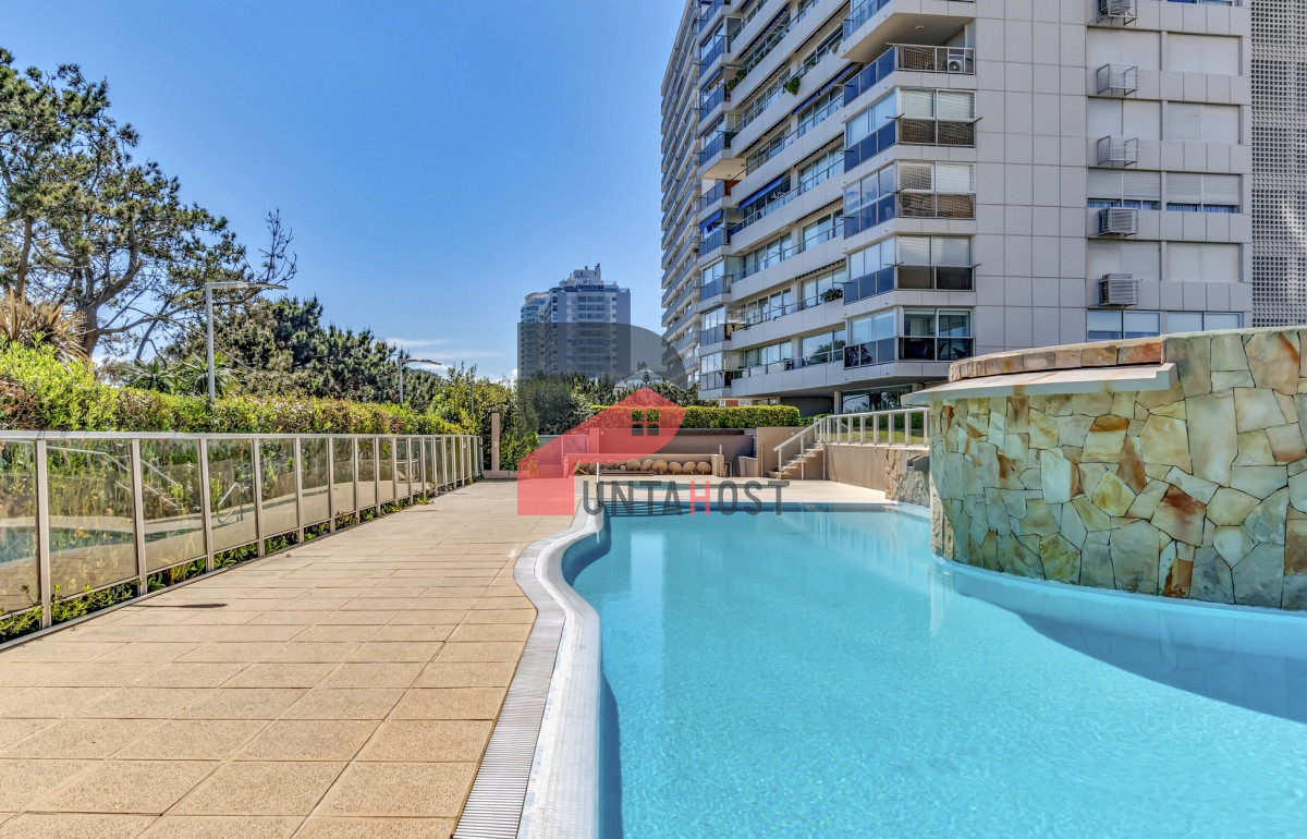 Apartamento ID.1 - Venta Apartamento, 2 Dormitorios, 2 Baños, y Dormitorio de servicio con baño en primera linea con vista al mar