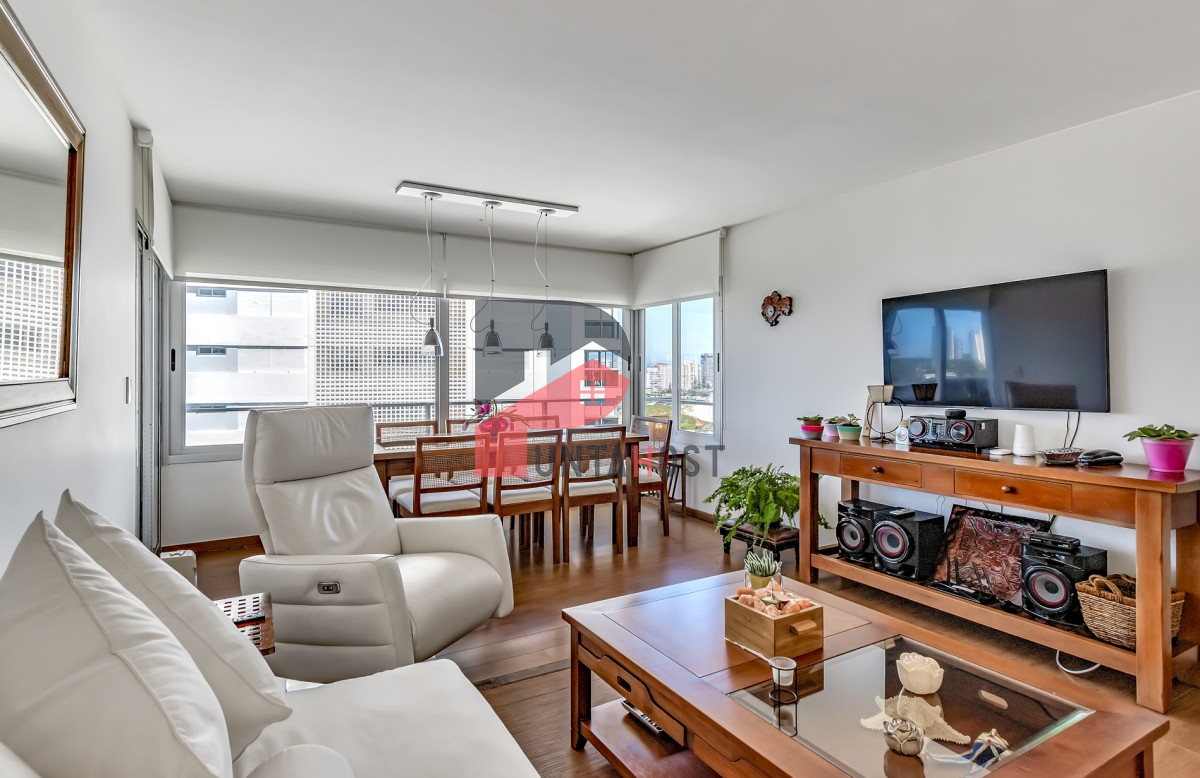 Apartamento ID.1 - Venta Apartamento, 2 Dormitorios, 2 Baños, y Dormitorio de servicio con baño en primera linea con vista al mar