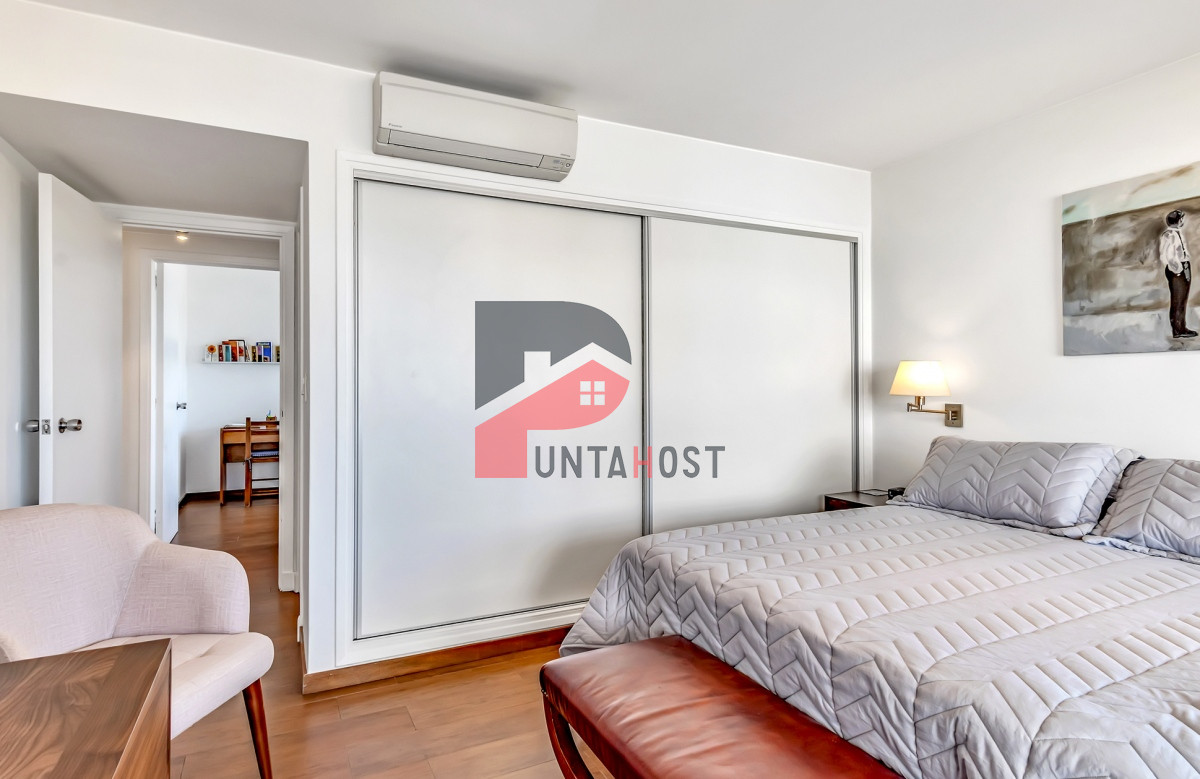 Apartamento ID.1 - Venta Apartamento, 2 Dormitorios, 2 Baños, y Dormitorio de servicio con baño en primera linea con vista al mar