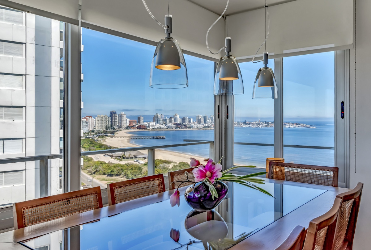 Venta Apartamento, 2 Dormitorios, 2 Baños, y Dormitorio de servicio con baño en primera linea con vista al mar