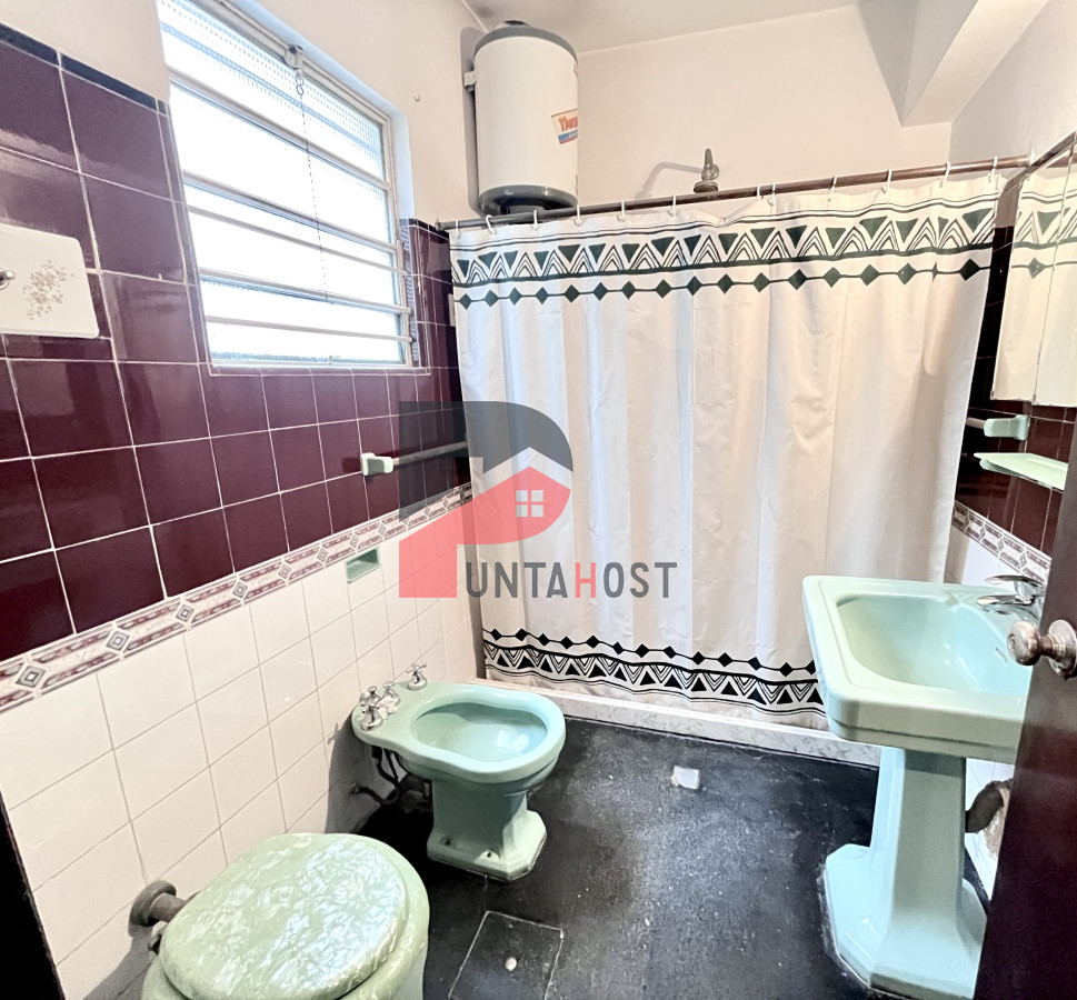 Casa ID.21 - Venta de Casa, 5 Dormitorios, 3 Baños, Patios y Garage en La Blanqueada,