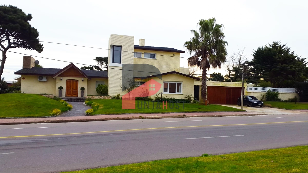 Casa ID.4 - Venta Casa 2 master suite, 2 dormitorios, a 1 cuadra de playa Mansa