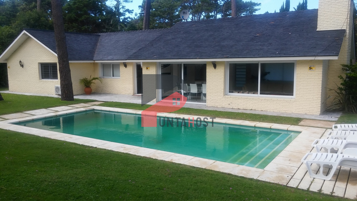 Casa ID.7 - Venta Casa con 4 dormitorios, 4 baños, en Playa Mansa