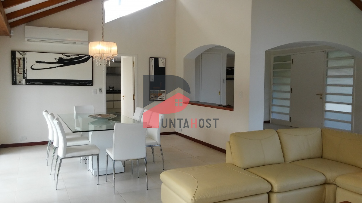 Casa ID.7 - Venta Casa con 4 dormitorios, 4 baños, en Playa Mansa