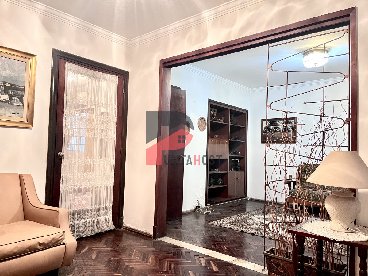 Casa ID.21 - Venta de Casa, 5 Dormitorios, 3 Baños, Patios y Garage en La Blanqueada,