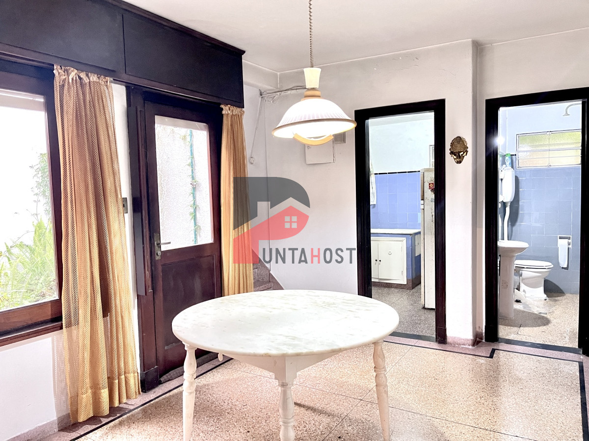 Casa ID.21 - Venta de Casa, 5 Dormitorios, 3 Baños, Patios y Garage en La Blanqueada,