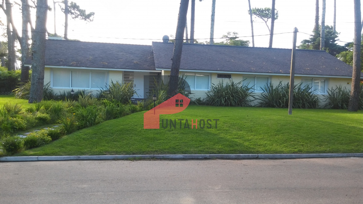 Casa ID.7 - Venta Casa con 4 dormitorios, 4 baños, en Playa Mansa