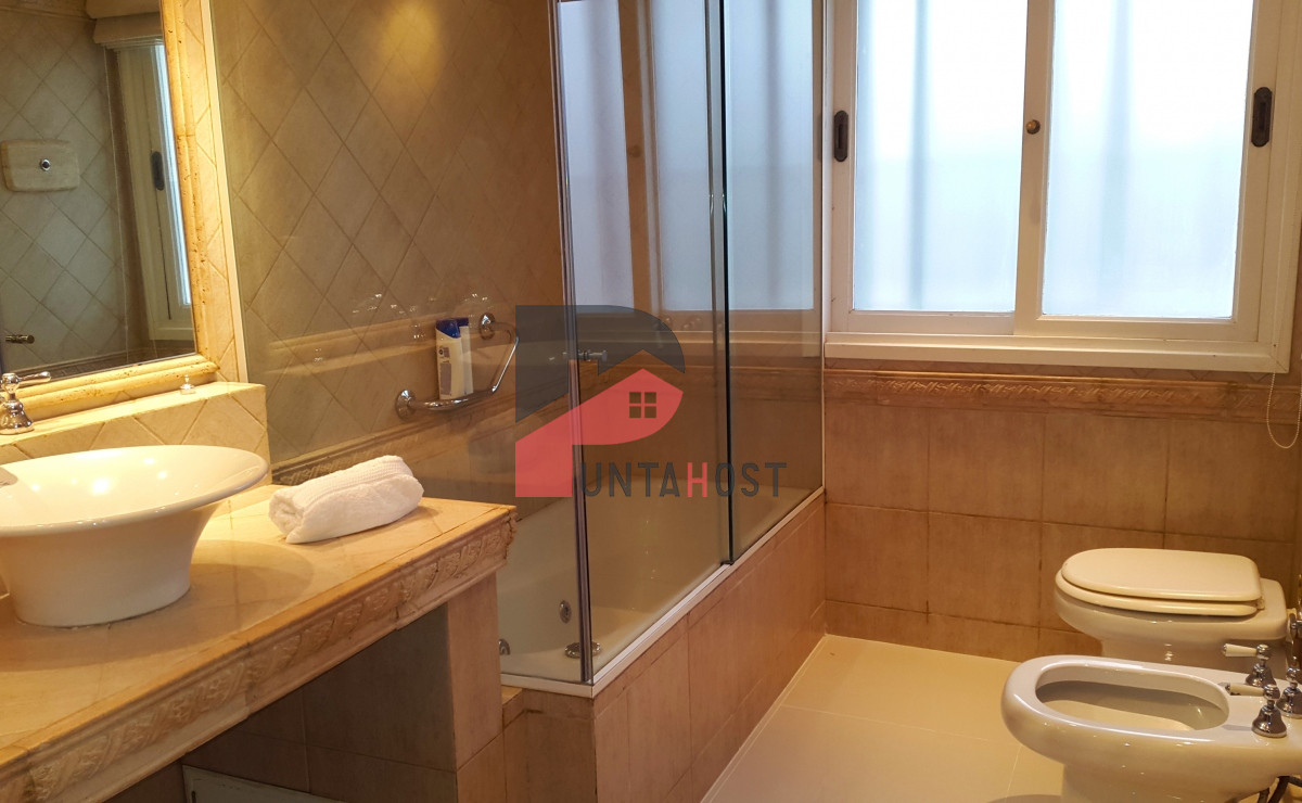 Casa ID.4 - Venta Casa 2 master suite, 2 dormitorios, a 1 cuadra de playa Mansa