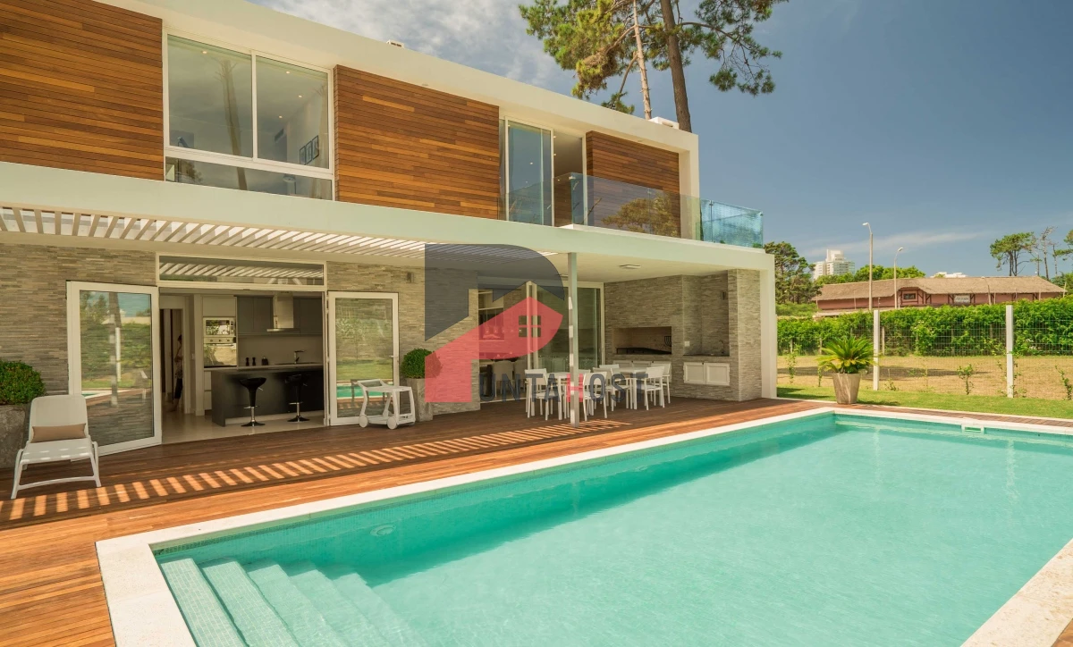 Casa ID.6 - Venta de Casa con tres suites, una master suite y dormitorio de servicio en Boulevard Park Mansa a estrenar
