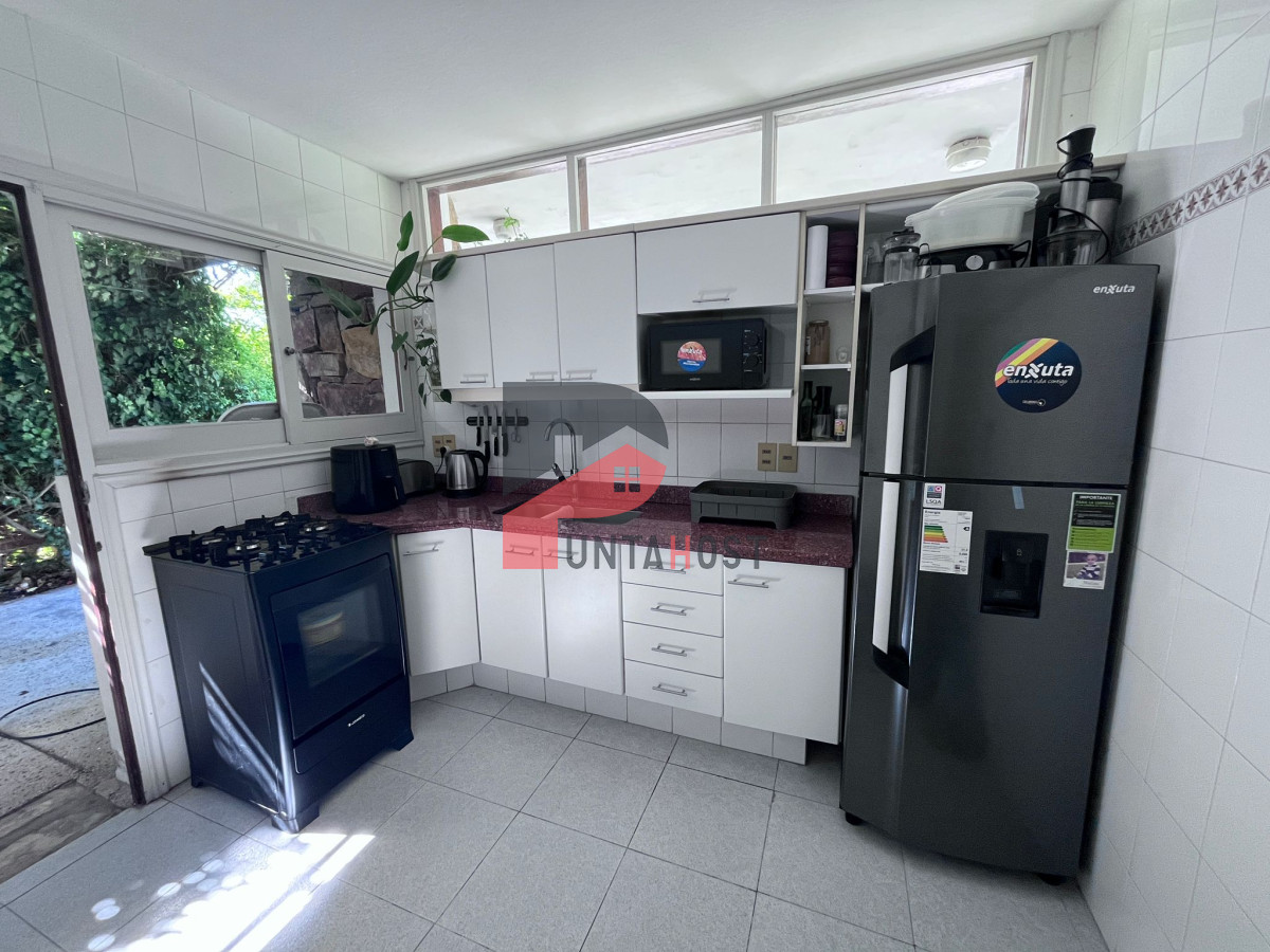 Casa ID.17 - Alquiler temporario casa 2 dormitorios, 2 baños, en Punta del Este a metros del mar