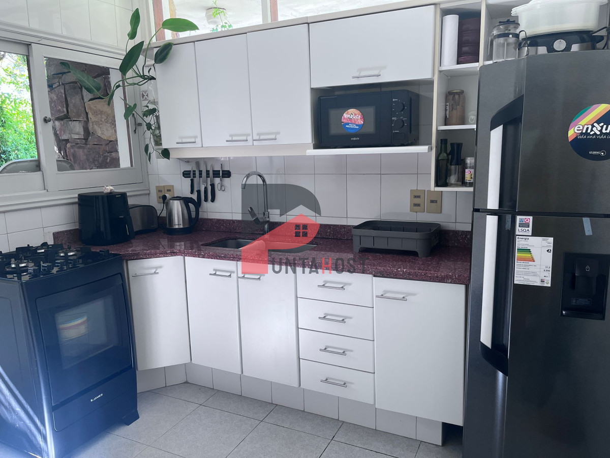 Casa ID.17 - Alquiler temporario casa 2 dormitorios, 2 baños, en Punta del Este a metros del mar
