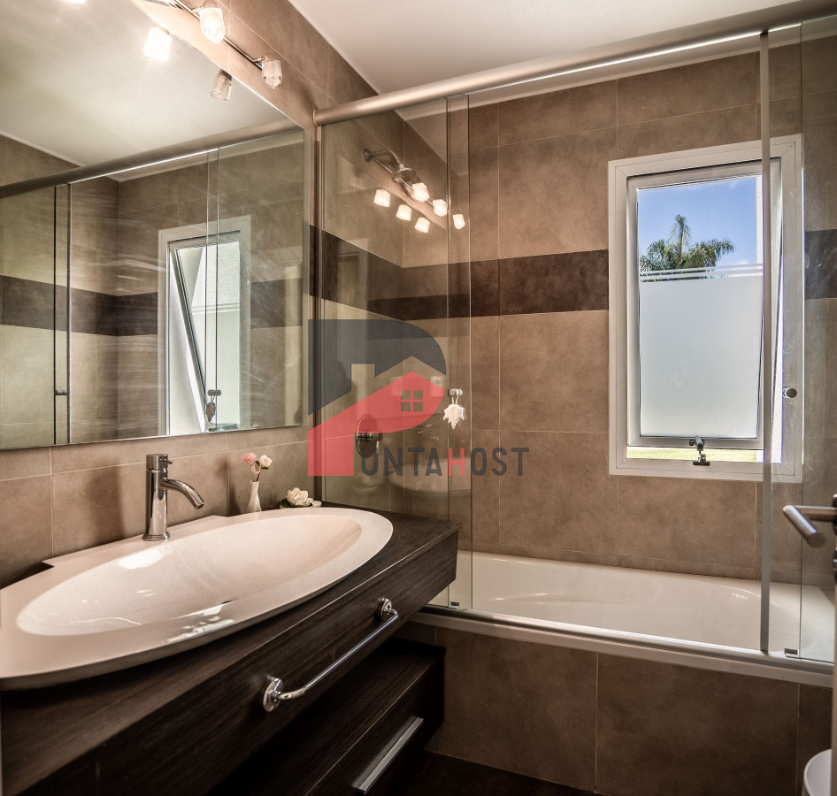 Casa ID.5 - Venta de Casa de Cuatro Dormitorios en Boulevard Park Mansa