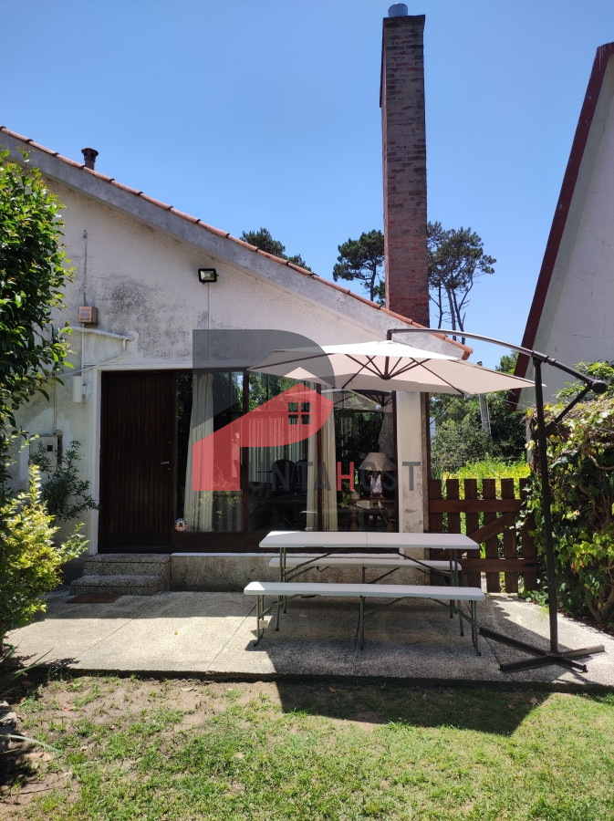 Casa ID.17 - Alquiler temporario casa 2 dormitorios, 2 baños, en Punta del Este a metros del mar