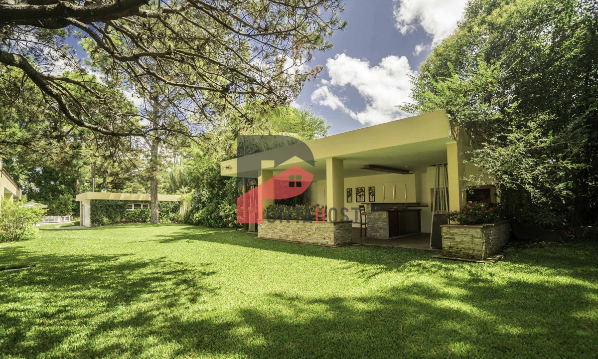 Casa ID.11 - Venta Casa con 6 dormitorios, 6 baños, playroom, barbacoa, en Playa Mansa