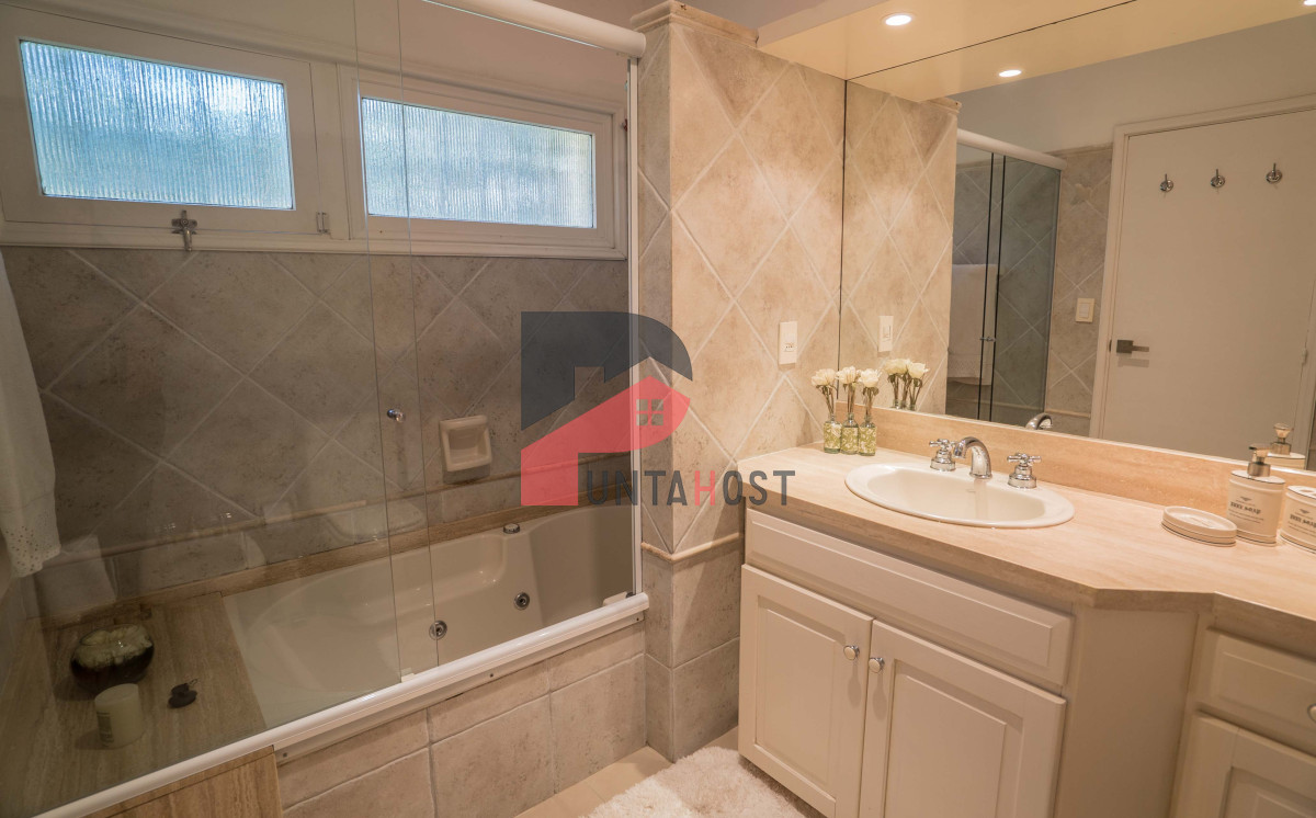Casa ID.11 - Venta Casa con 6 dormitorios, 6 baños, playroom, barbacoa, en Playa Mansa