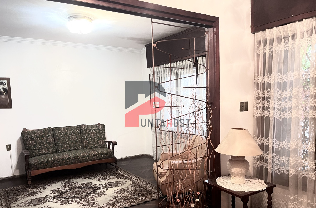 Casa ID.21 - Venta de Casa, 5 Dormitorios, 3 Baños, Patios y Garage en La Blanqueada,