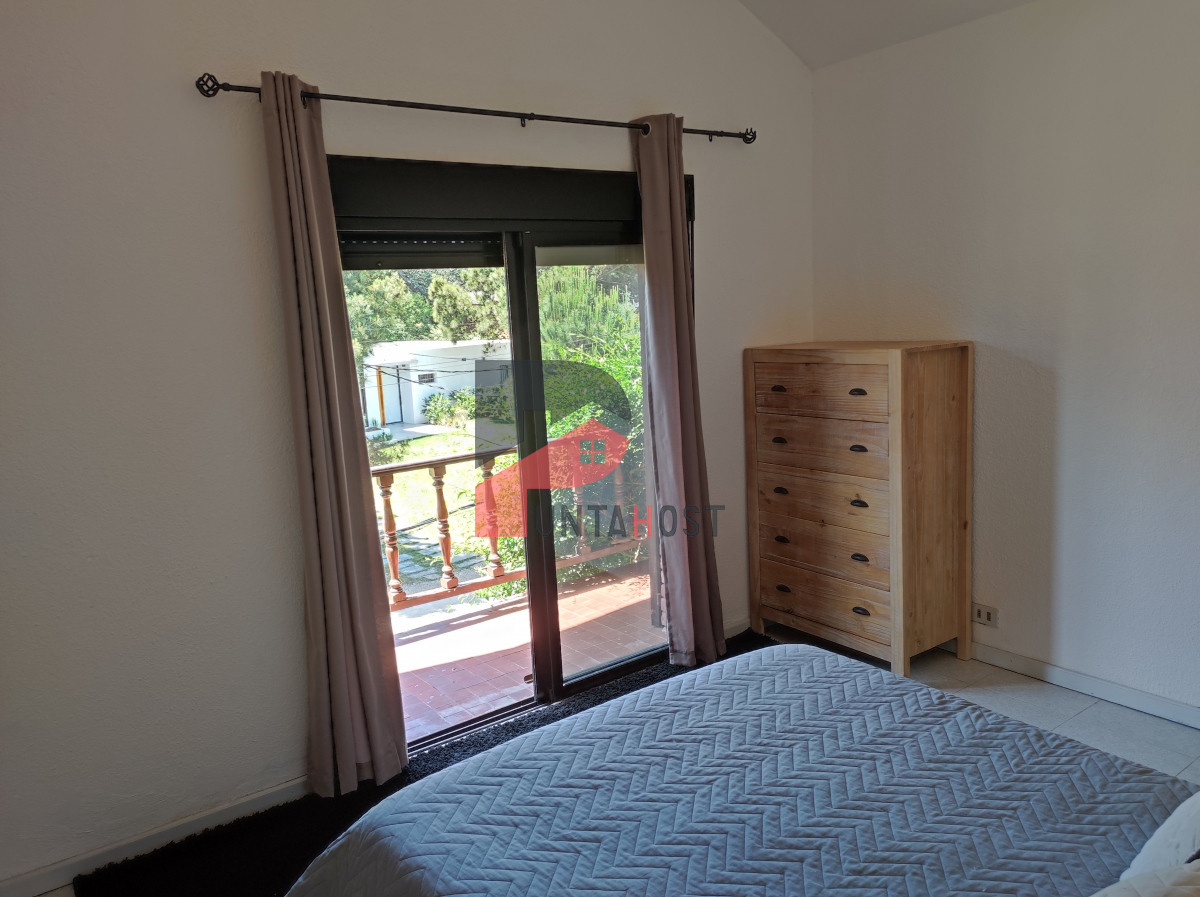 Casa ID.17 - Alquiler temporario casa 2 dormitorios, 2 baños, en Punta del Este a metros del mar