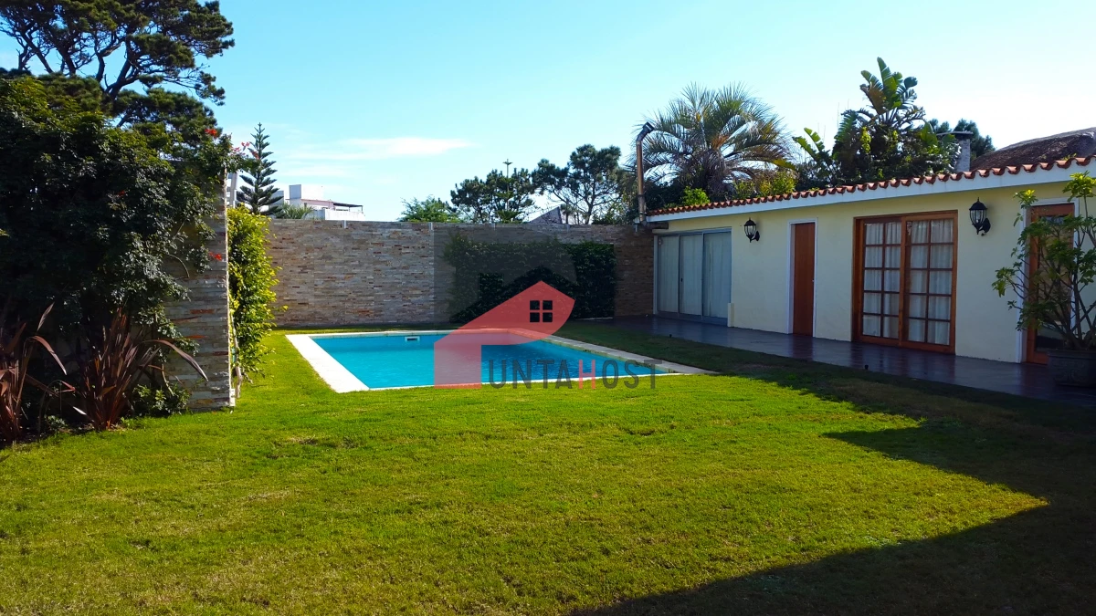 Casa ID.4 - Venta Casa 2 master suite, 2 dormitorios, a 1 cuadra de playa Mansa