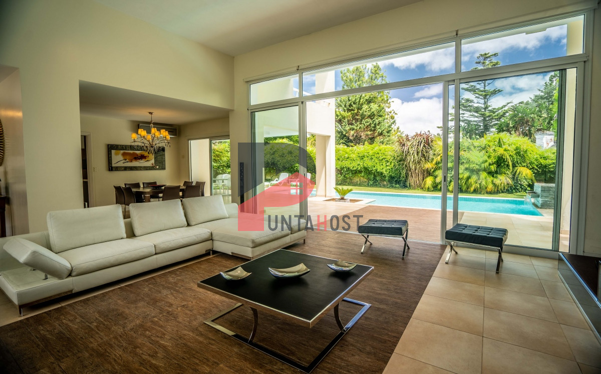 Casa ID.5 - Venta de Casa de Cuatro Dormitorios en Boulevard Park Mansa